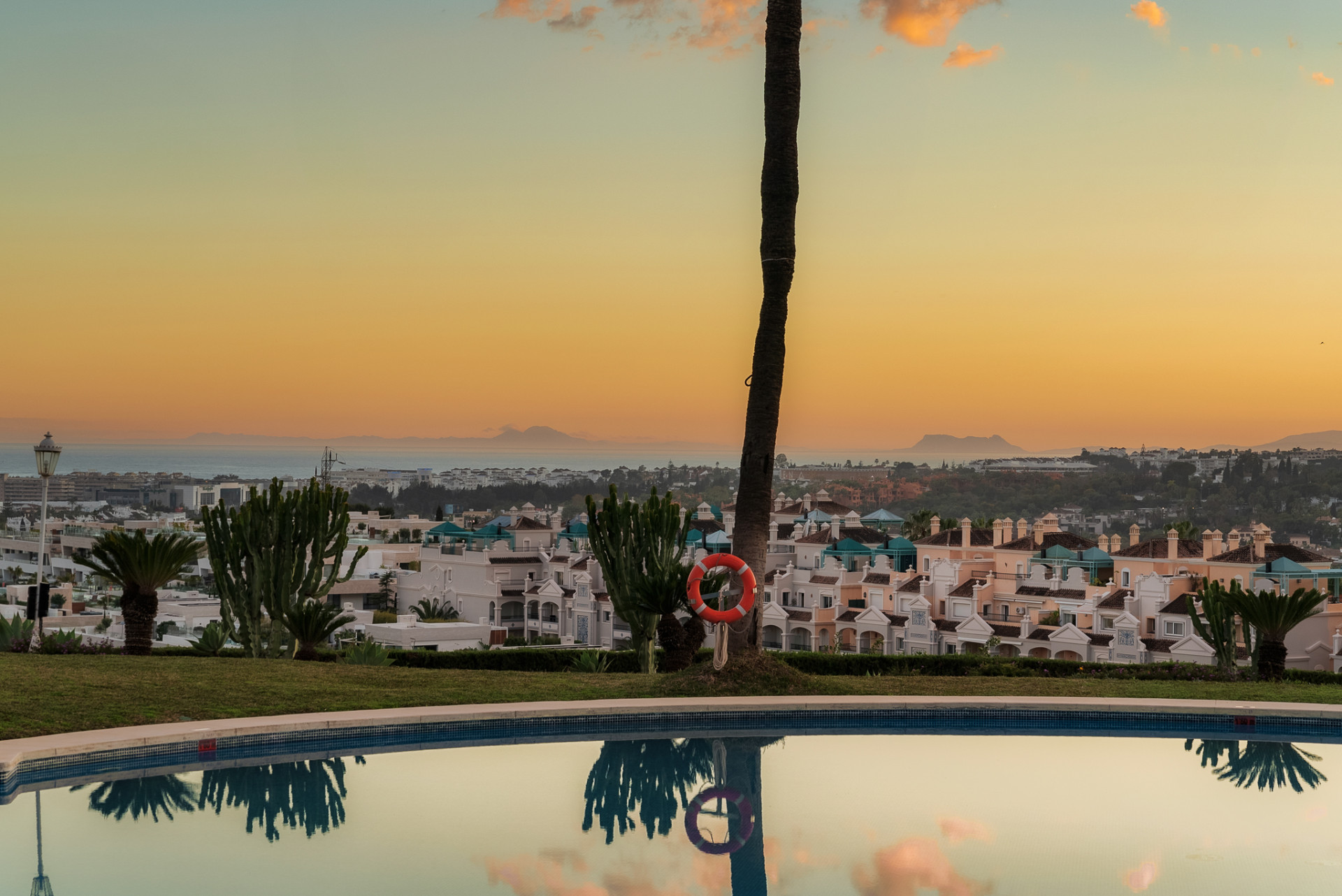 Exceptional Fully Refurbished 3-Bedroom Apartment on Marbella Golden Mile with Panoramic Sea Views · Photo 13