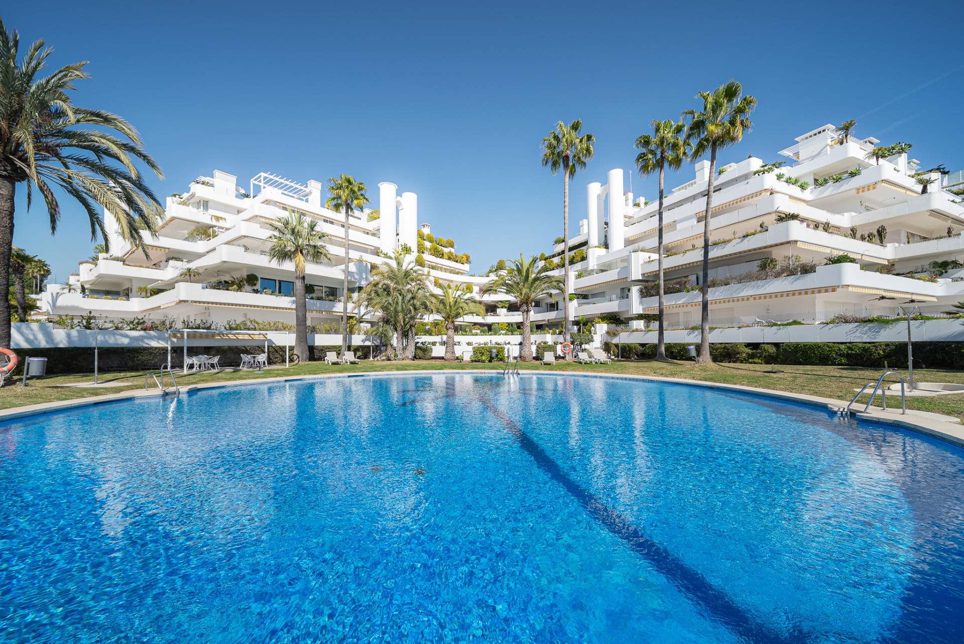 Exceptional Fully Refurbished 3-Bedroom Apartment on Marbella Golden Mile with Panoramic Sea Views · Photo 55