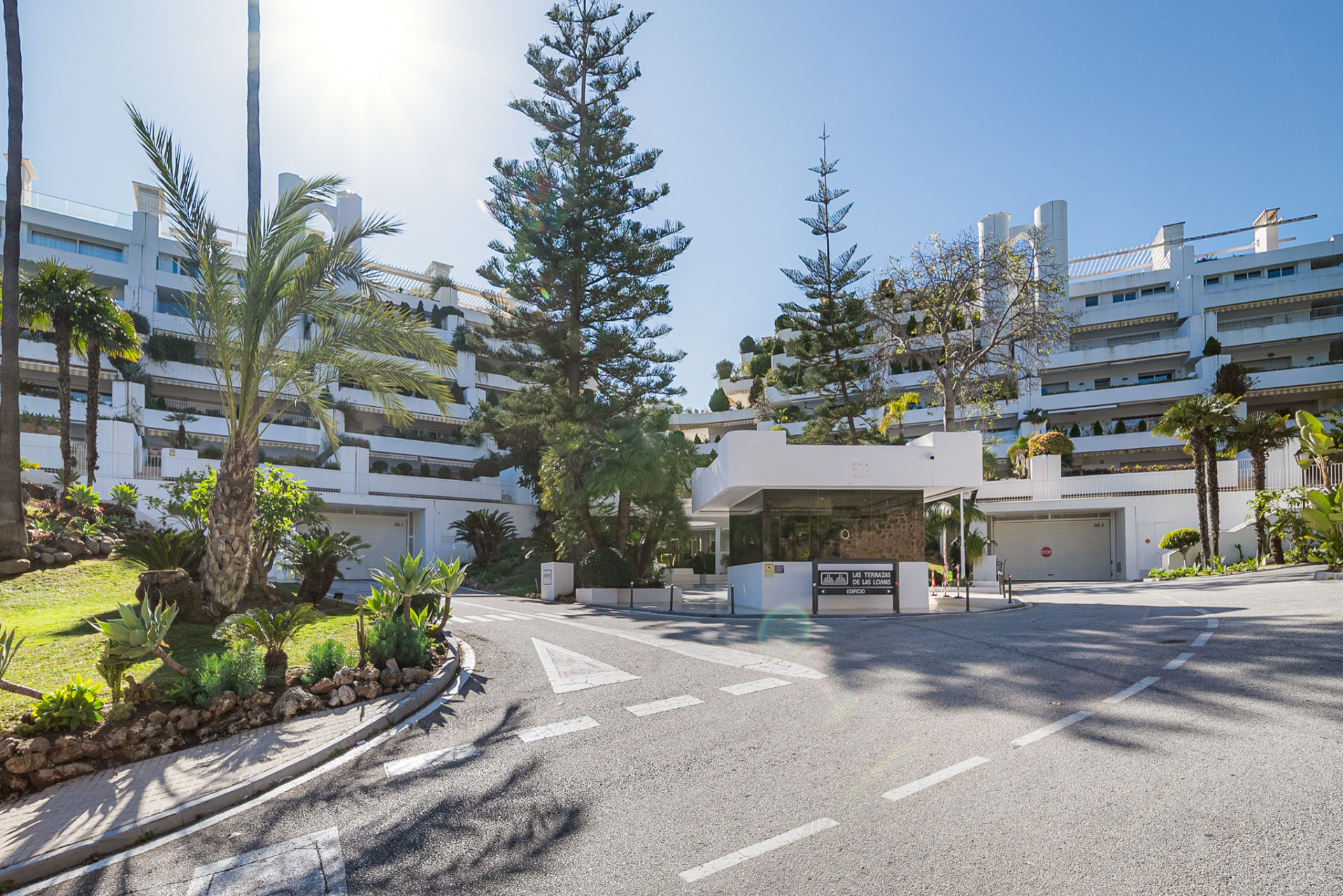 Exceptional Fully Refurbished 3-Bedroom Apartment on Marbella Golden Mile with Panoramic Sea Views · Photo 57