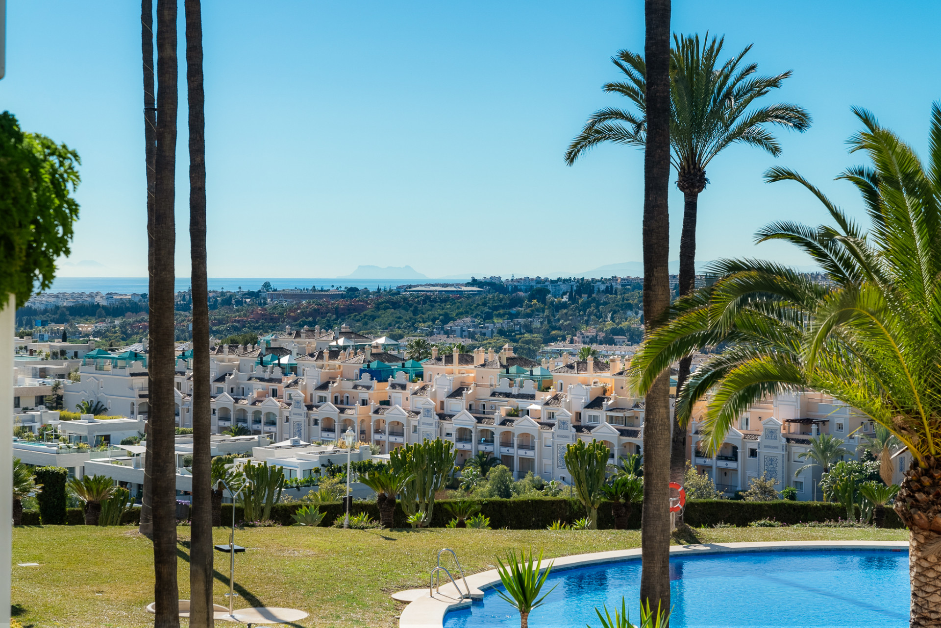 Exceptional Fully Refurbished 3-Bedroom Apartment on Marbella Golden Mile with Panoramic Sea Views · Photo 27