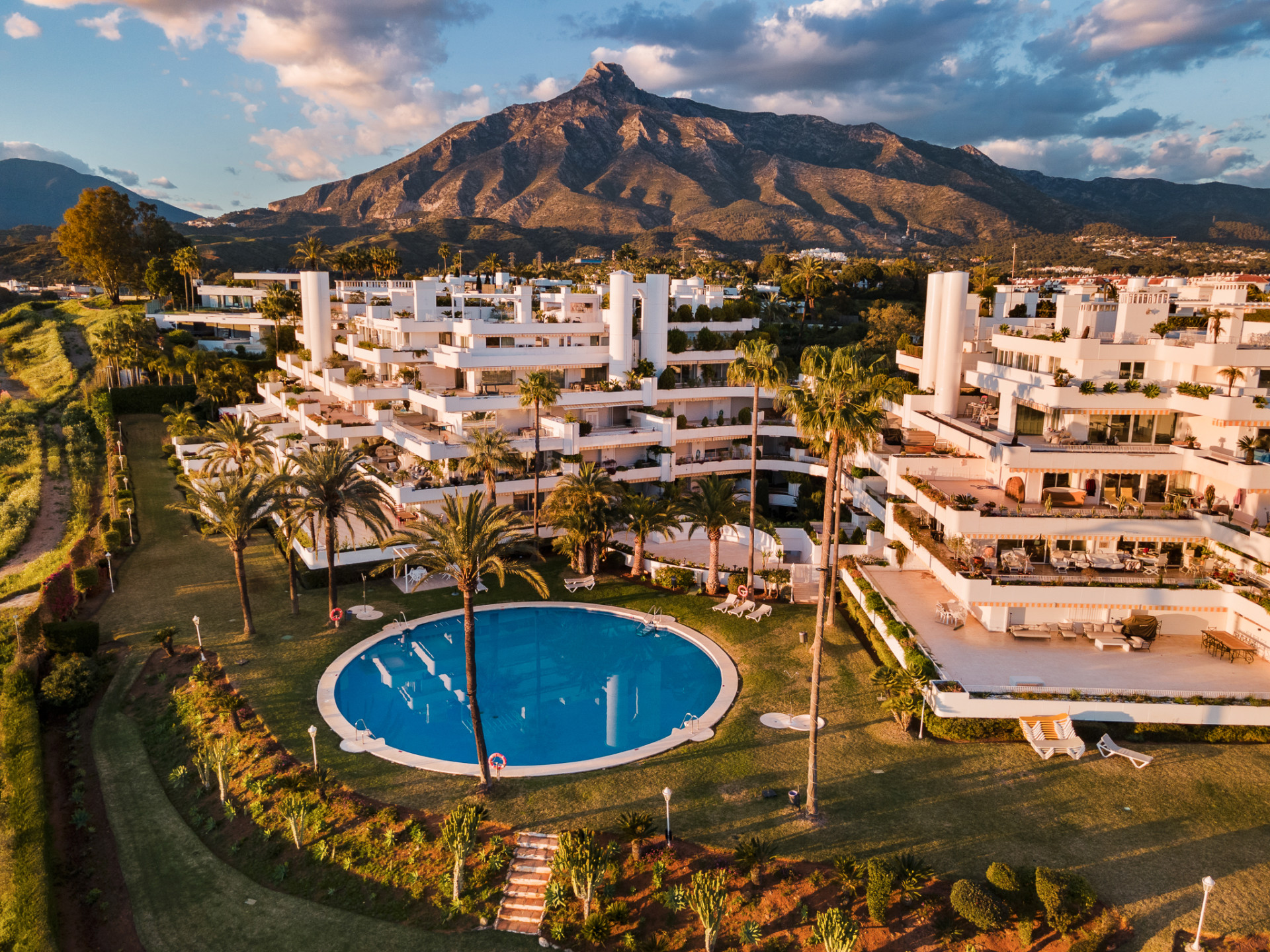 Exceptional Fully Refurbished 3-Bedroom Apartment on Marbella Golden Mile with Panoramic Sea Views · Photo 60