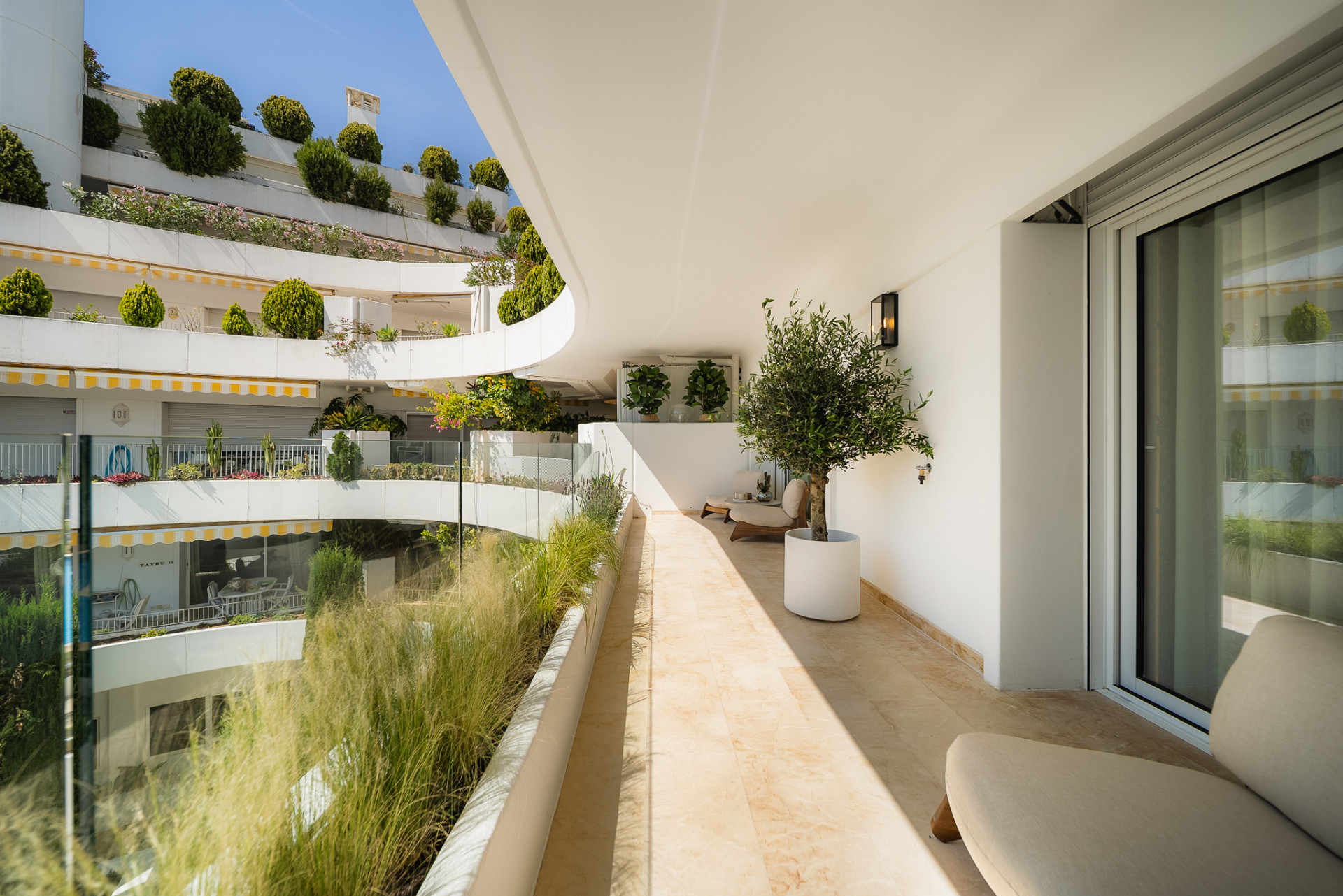 Exceptional Fully Refurbished 3-Bedroom Apartment on Marbella Golden Mile with Panoramic Sea Views · Photo 47