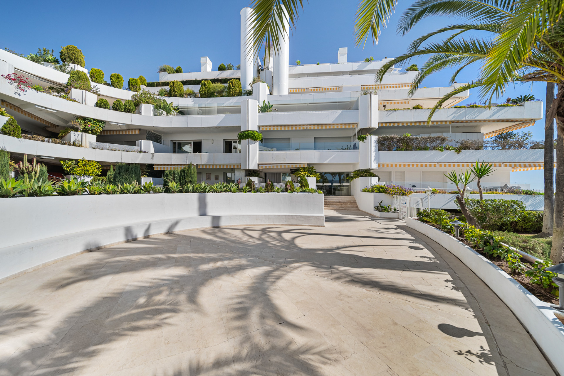 Exceptional Fully Refurbished 3-Bedroom Apartment on Marbella Golden Mile with Panoramic Sea Views · Photo 50
