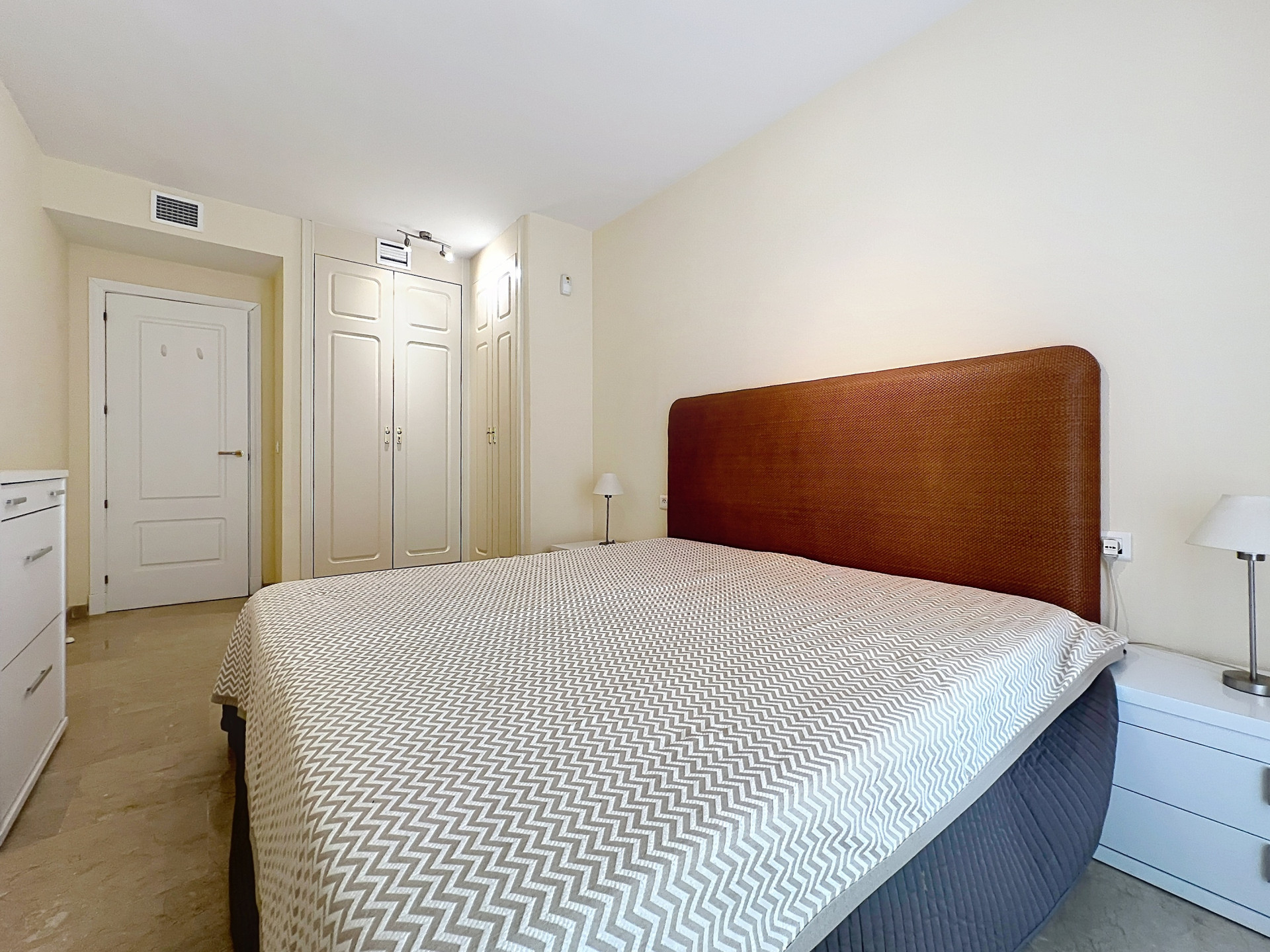 Beachfront Apartment with Tourist Licence in Puerto de la Duquesa · Photo 15