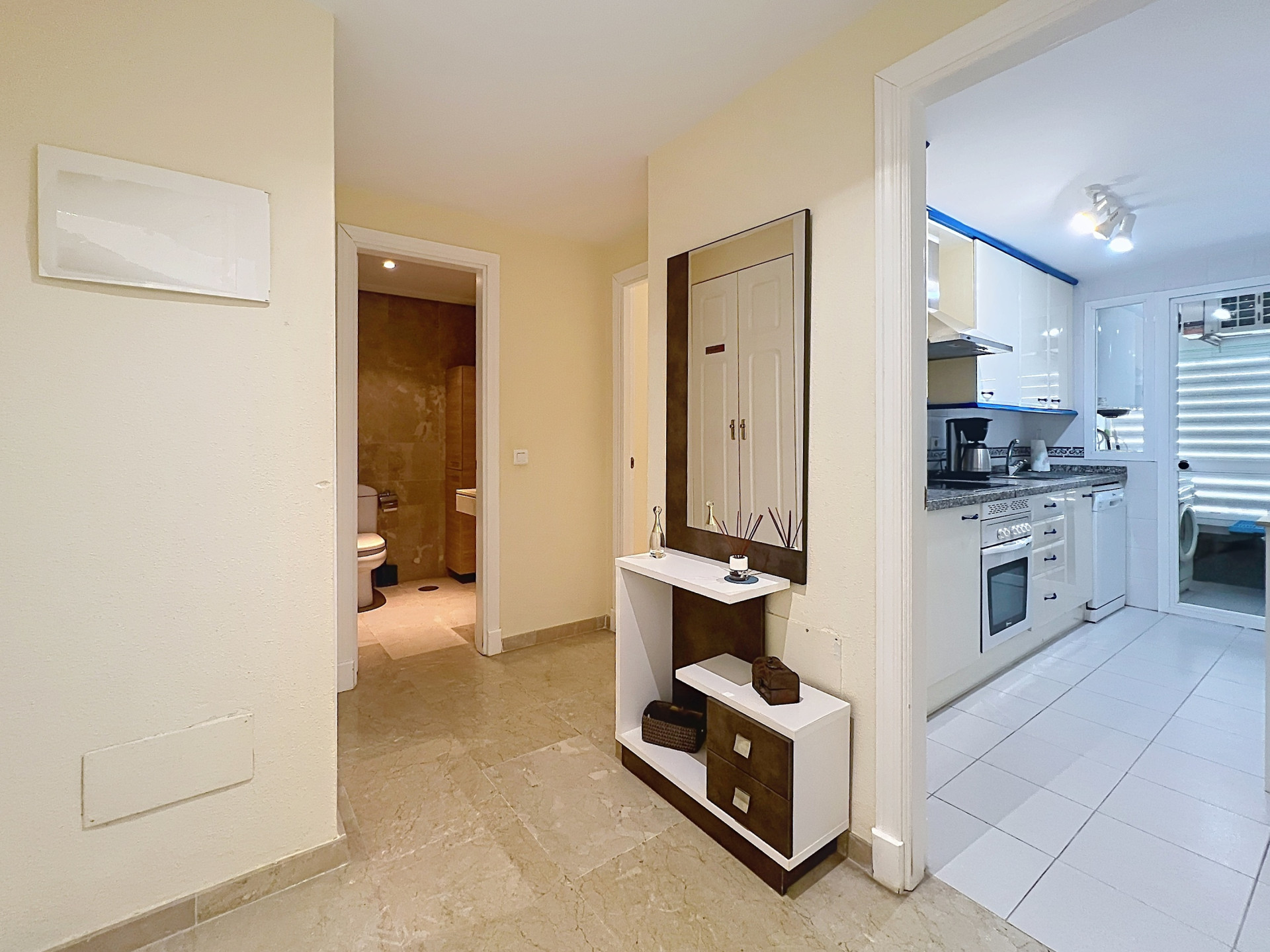 Beachfront Apartment with Tourist Licence in Puerto de la Duquesa · Photo 10