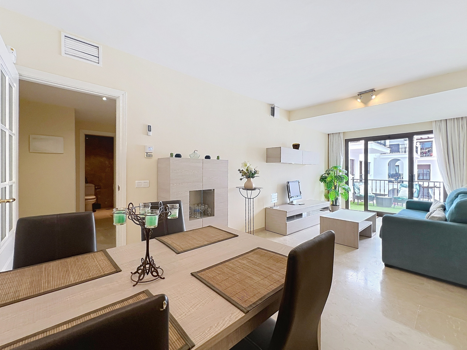 Beachfront Apartment with Tourist Licence in Puerto de la Duquesa · Photo 8