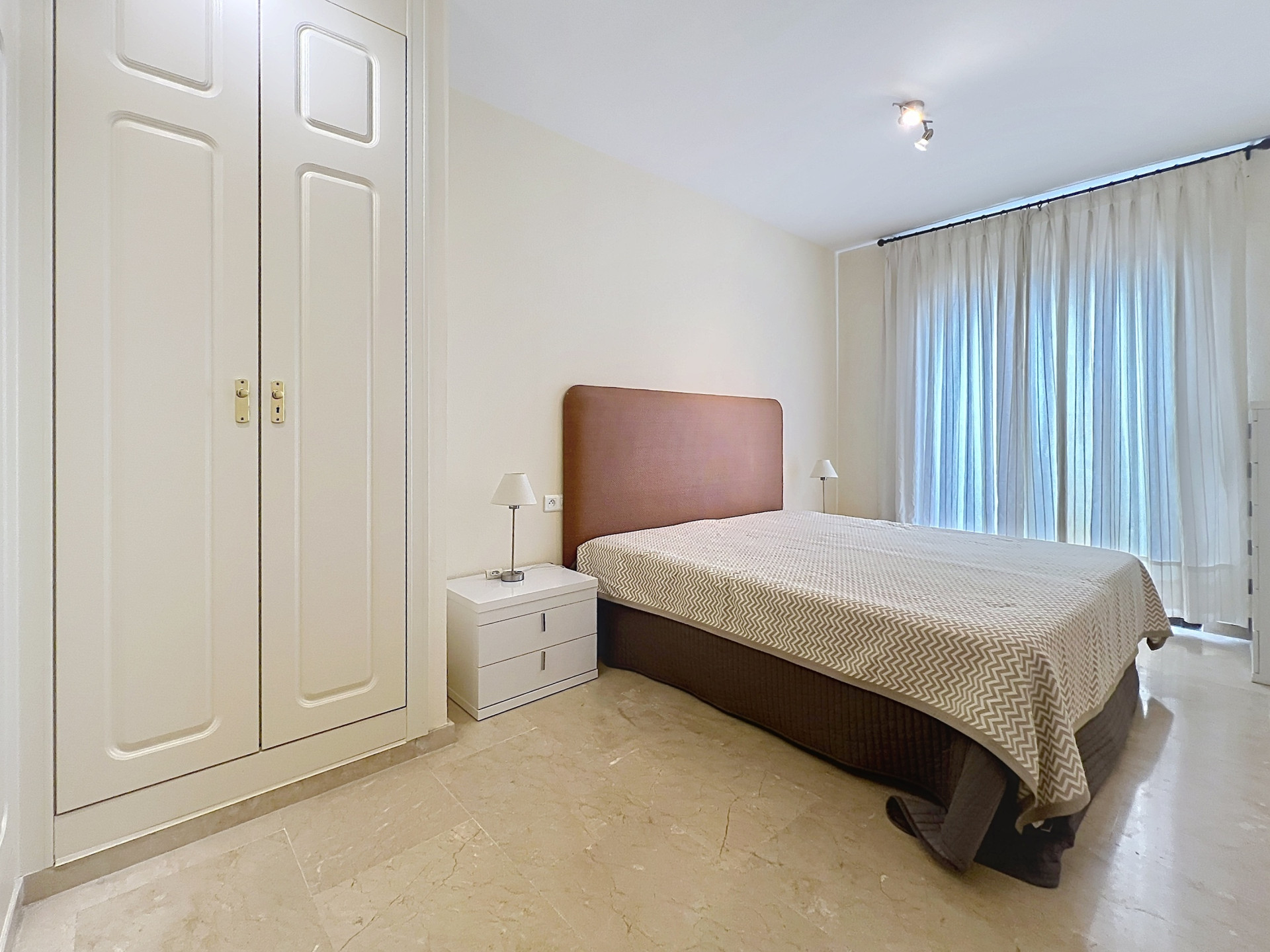 Beachfront Apartment with Tourist Licence in Puerto de la Duquesa · Photo 14