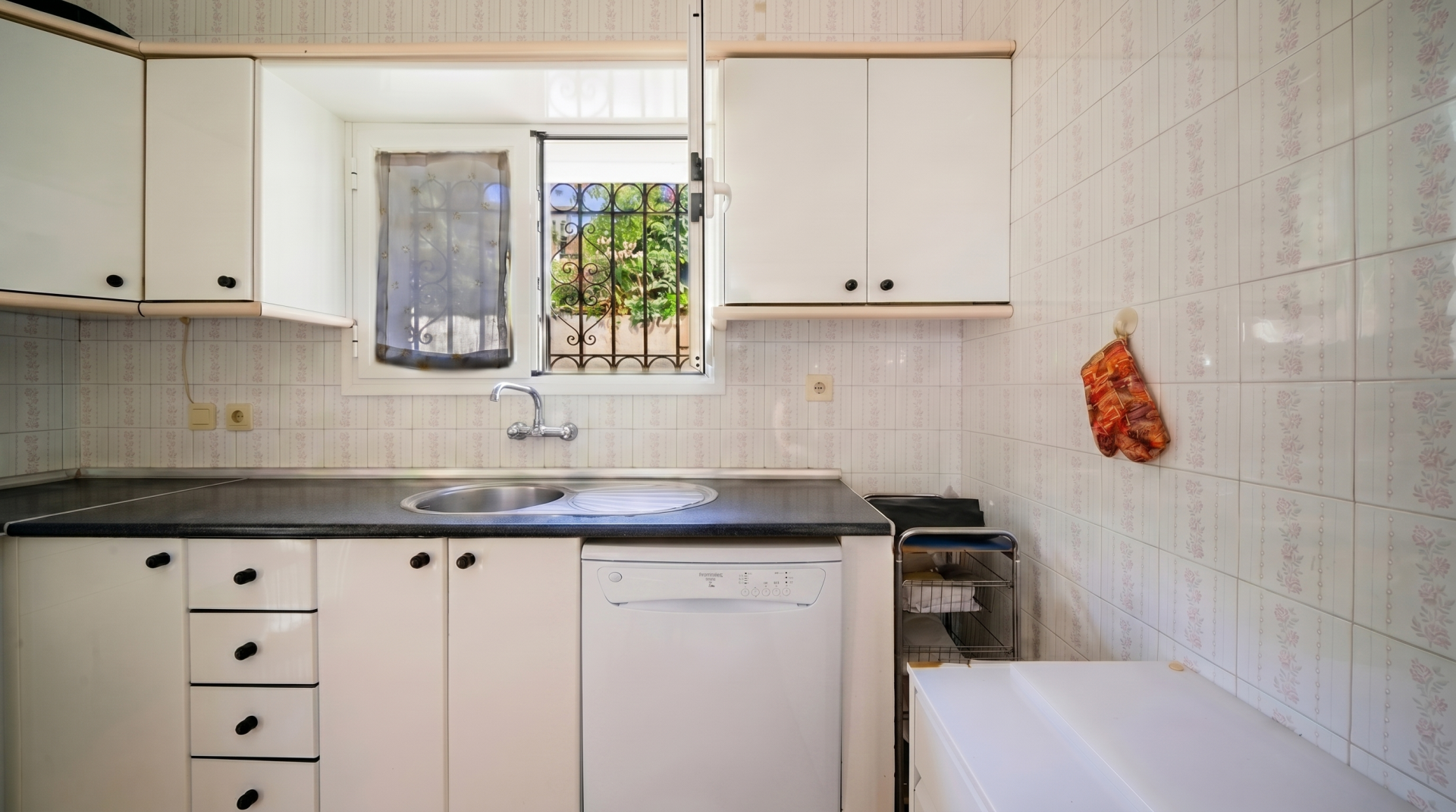 Beachfront house in Jardin Tropical, Manilva, just 100 metres from the sea!!! · Photo 21