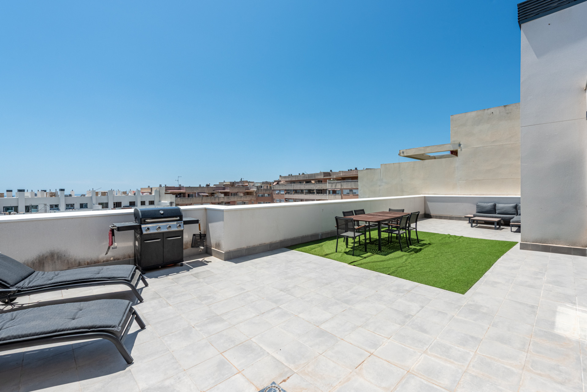 This modern 3-bedroom, 2-bathroom penthouse is located in a recently completed development (2023) in the sought-after area of Las Lagunas, Mijas Costa. · Photo 20