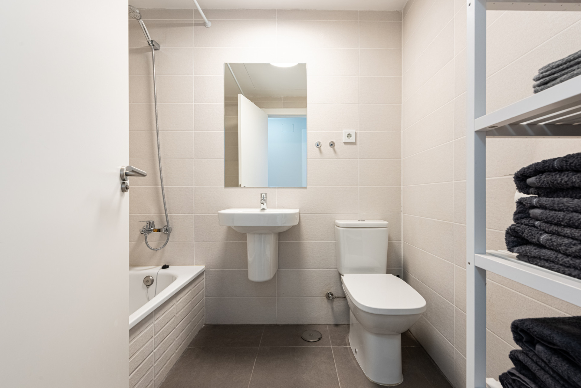 This modern 3-bedroom, 2-bathroom penthouse is located in a recently completed development (2023) in the sought-after area of Las Lagunas, Mijas Costa. · Photo 16
