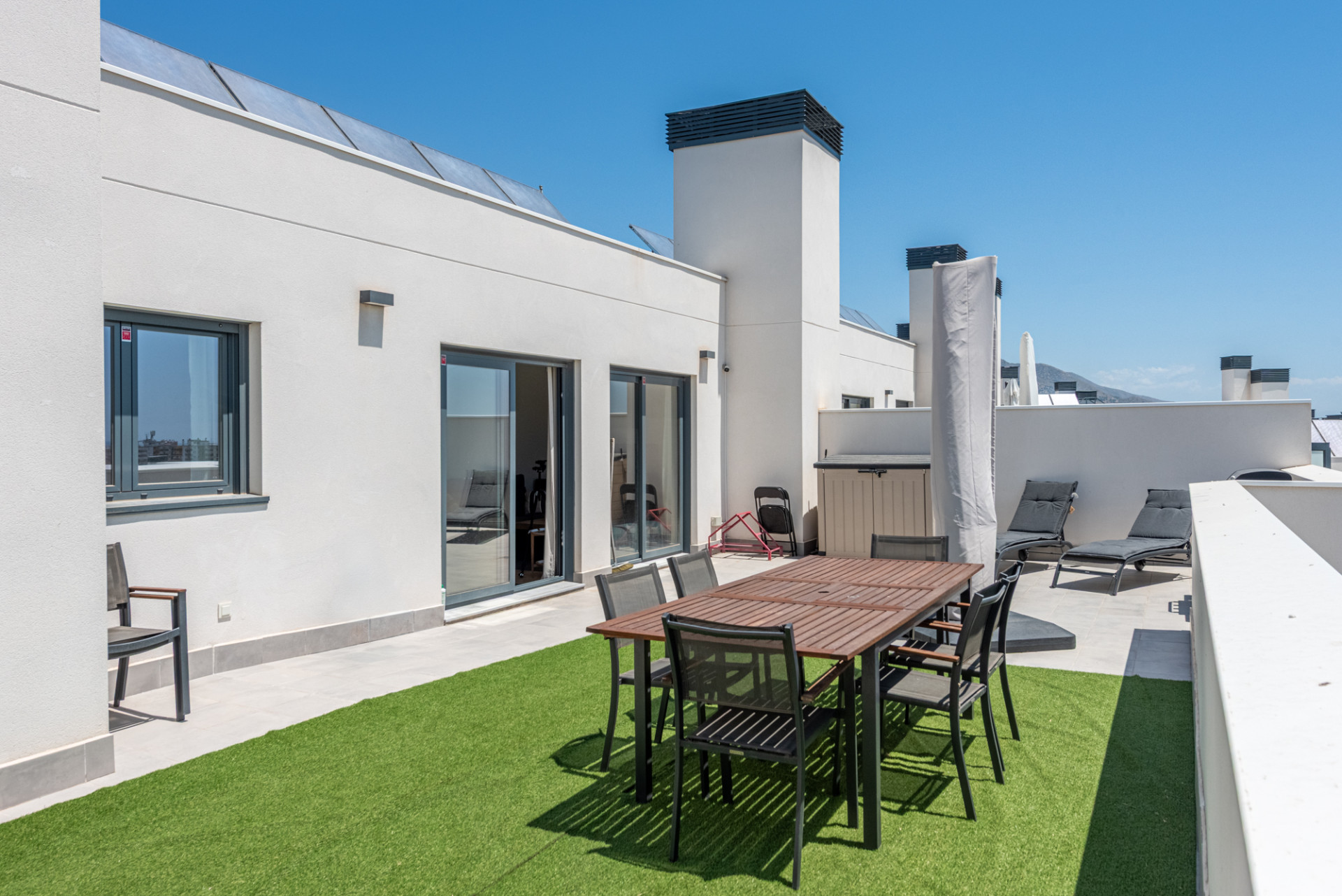 This modern 3-bedroom, 2-bathroom penthouse is located in a recently completed development (2023) in the sought-after area of Las Lagunas, Mijas Costa. · Photo 21