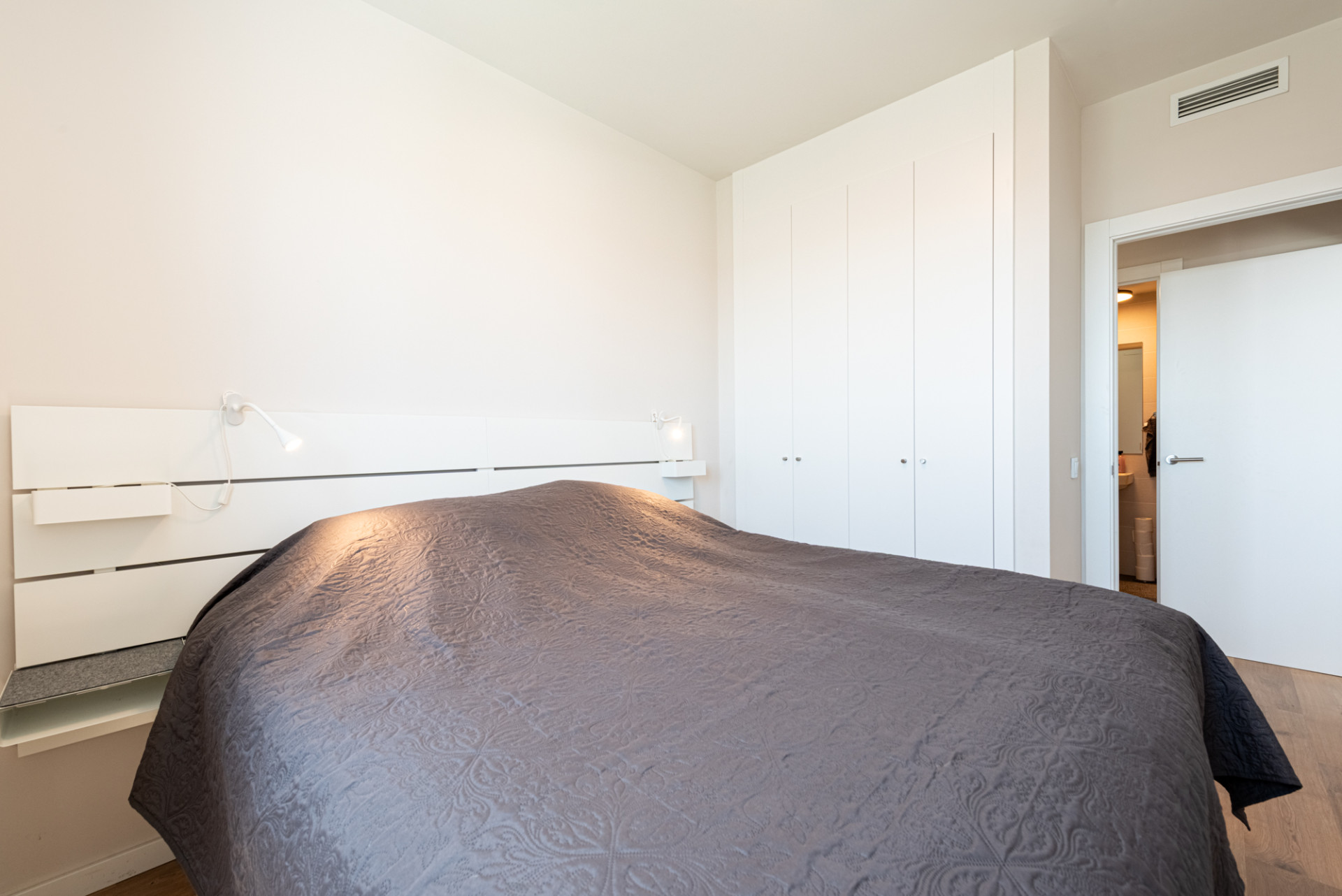 This modern 3-bedroom, 2-bathroom penthouse is located in a recently completed development (2023) in the sought-after area of Las Lagunas, Mijas Costa. · Photo 18