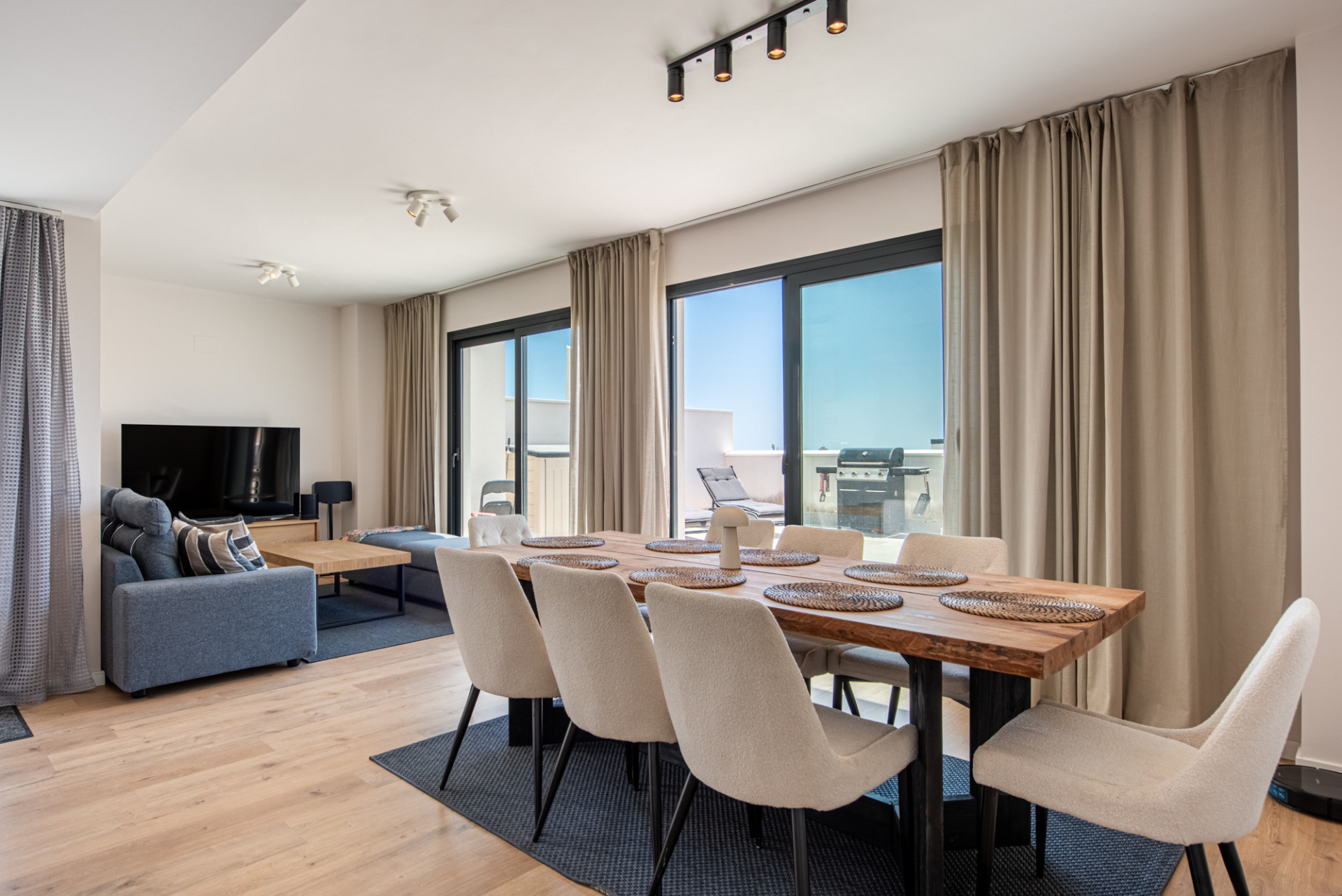 This modern 3-bedroom, 2-bathroom penthouse is located in a recently completed development (2023) in the sought-after area of Las Lagunas, Mijas Costa. · Photo 9