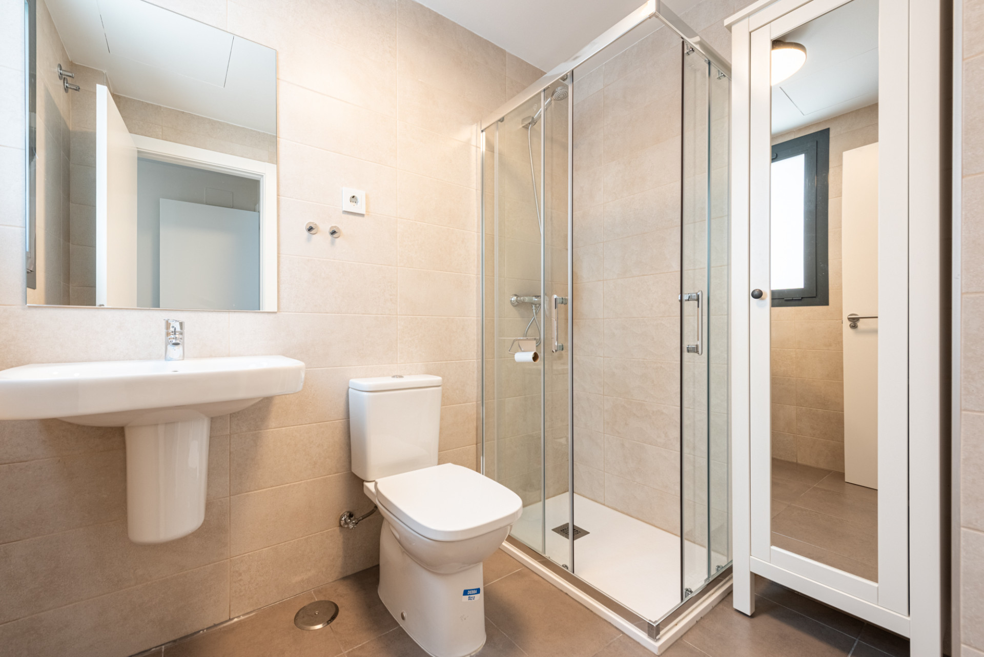 This modern 3-bedroom, 2-bathroom penthouse is located in a recently completed development (2023) in the sought-after area of Las Lagunas, Mijas Costa. · Photo 13