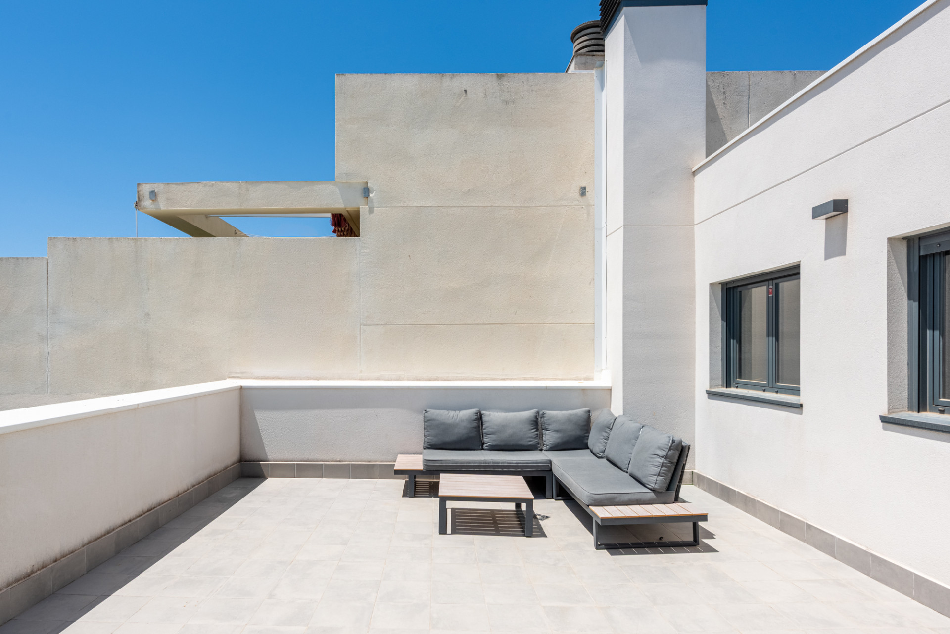 This modern 3-bedroom, 2-bathroom penthouse is located in a recently completed development (2023) in the sought-after area of Las Lagunas, Mijas Costa. · Photo 19