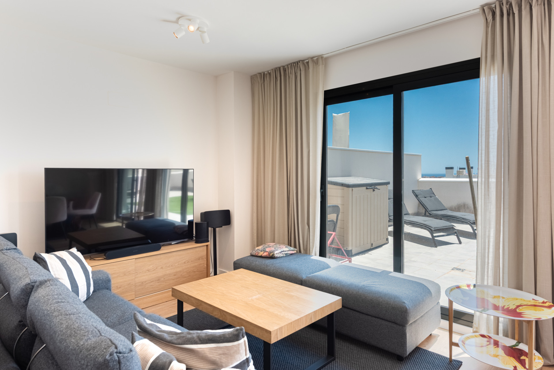 This modern 3-bedroom, 2-bathroom penthouse is located in a recently completed development (2023) in the sought-after area of Las Lagunas, Mijas Costa. · Photo 8