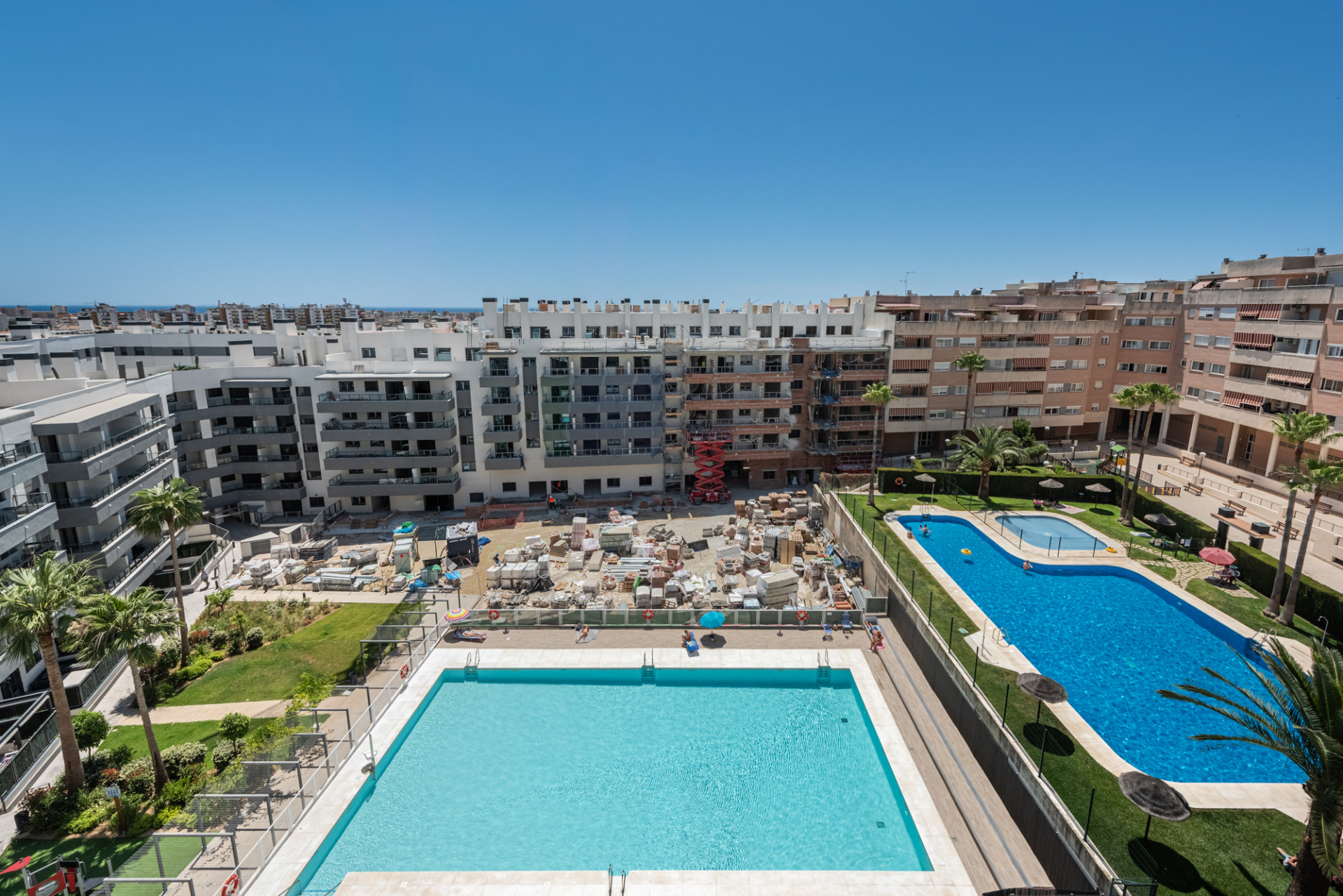 This modern 3-bedroom, 2-bathroom penthouse is located in a recently completed development (2023) in the sought-after area of Las Lagunas, Mijas Costa. · Photo 24