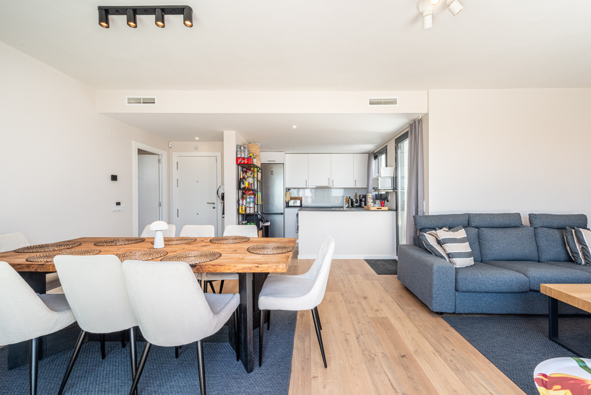This modern 3-bedroom, 2-bathroom penthouse is located in a recently completed development (2023) in the sought-after area of Las Lagunas, Mijas Costa. · Photo 10