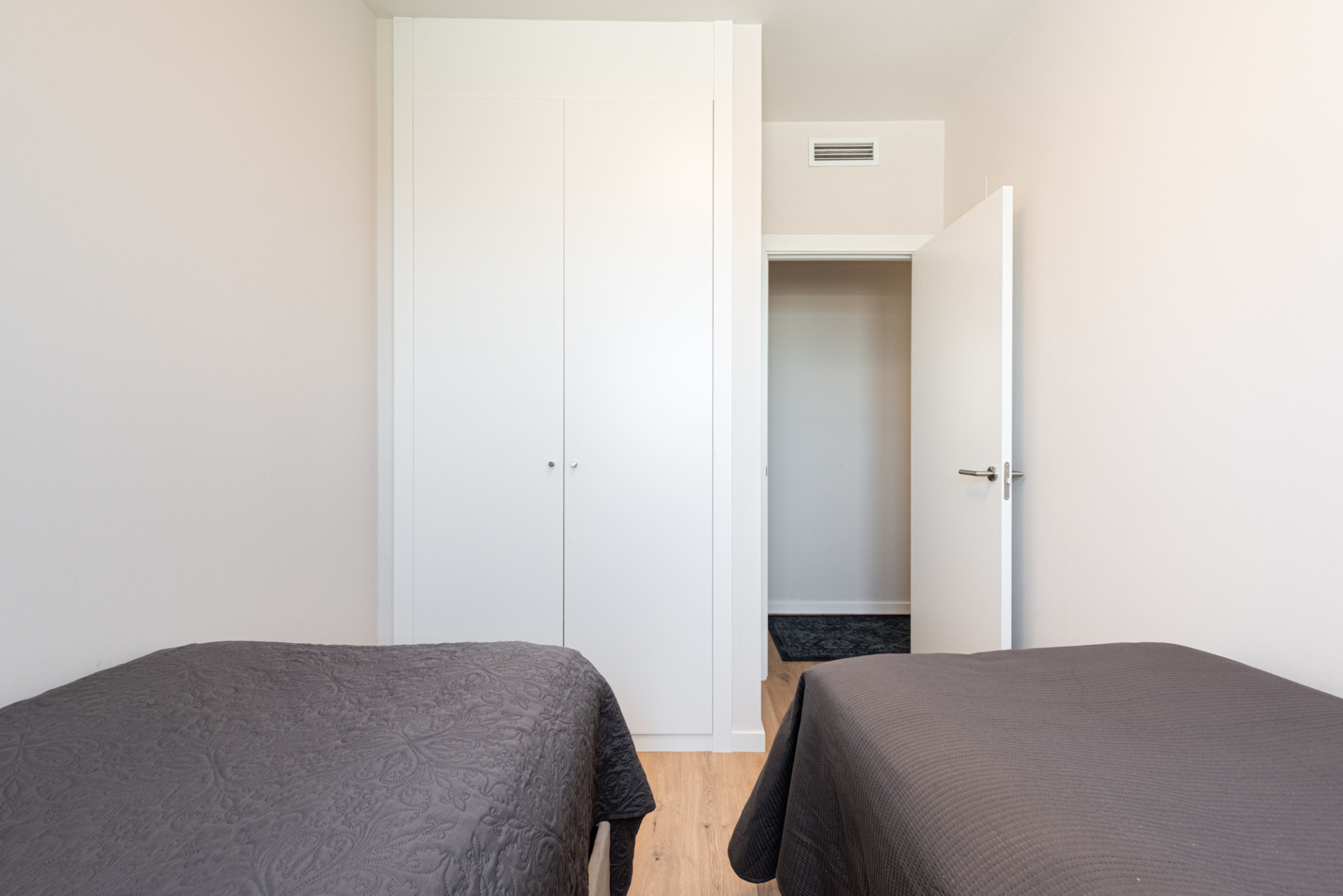 This modern 3-bedroom, 2-bathroom penthouse is located in a recently completed development (2023) in the sought-after area of Las Lagunas, Mijas Costa. · Photo 15