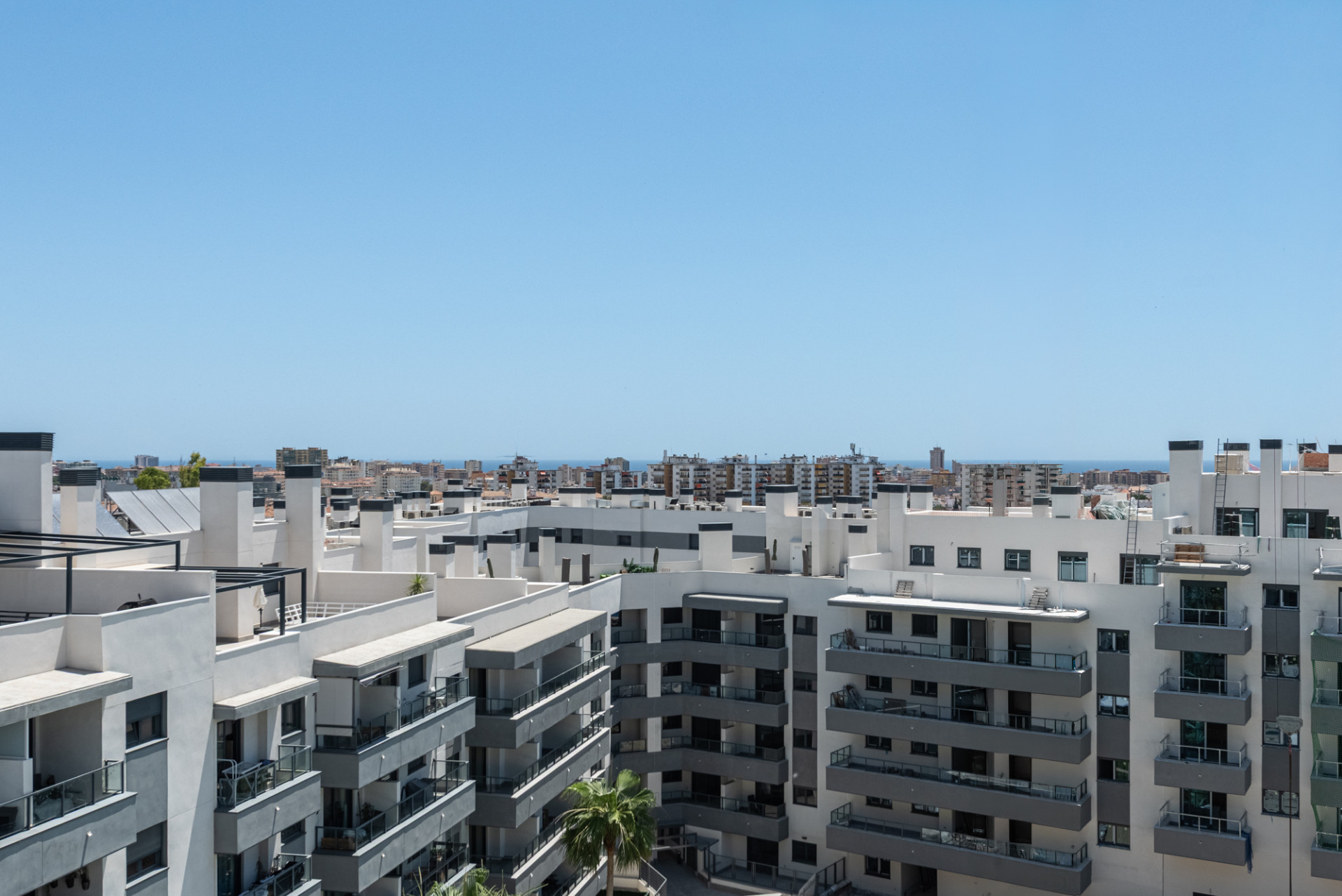 This modern 3-bedroom, 2-bathroom penthouse is located in a recently completed development (2023) in the sought-after area of Las Lagunas, Mijas Costa. · Photo 26