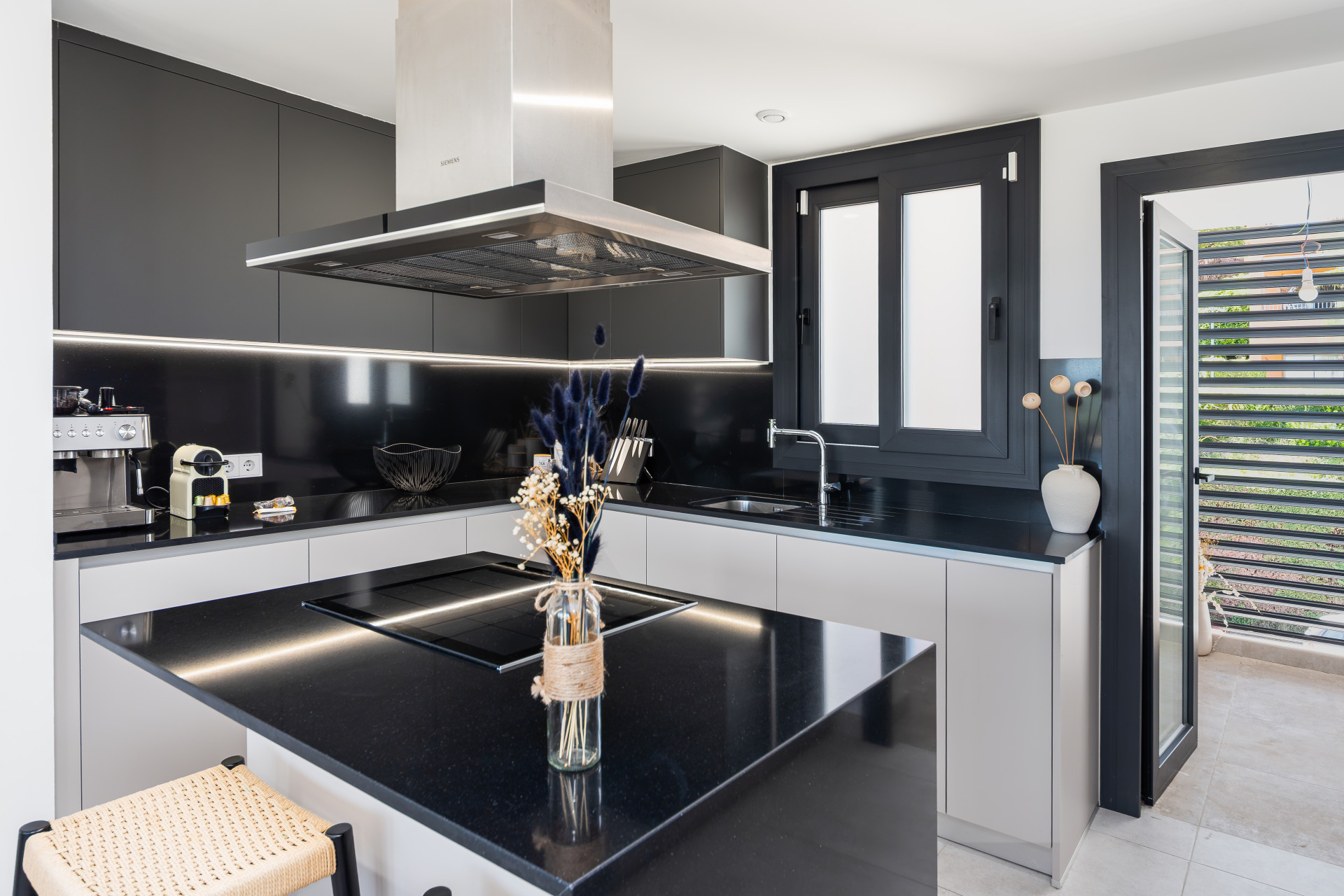 Luxury Duplex Penthouse with Private Rooftop on the New Golden Mile · Photo 11